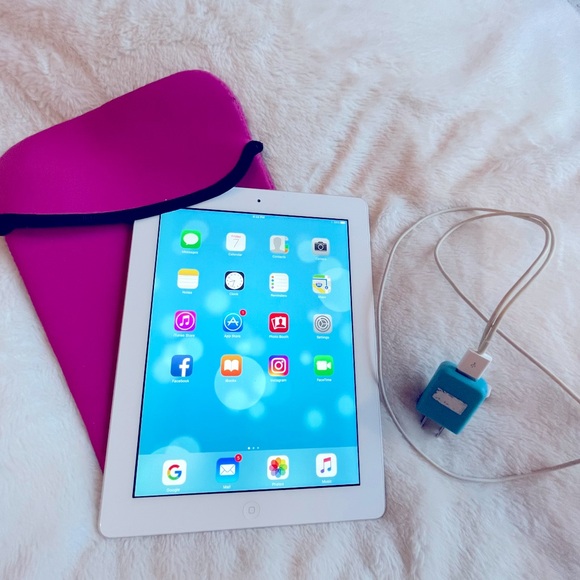 Apple IPad 3 Model: FD328 C/A in White with Case and Power Cable - Picture 4 of 5